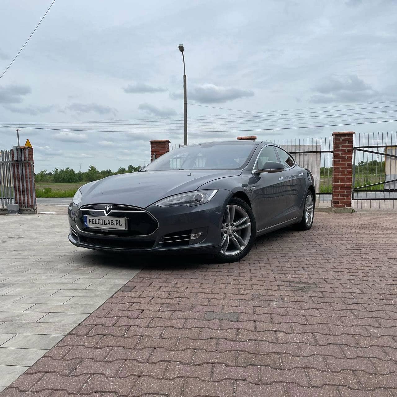 Profesjonalne malowanie felg Tesla w Warszawie