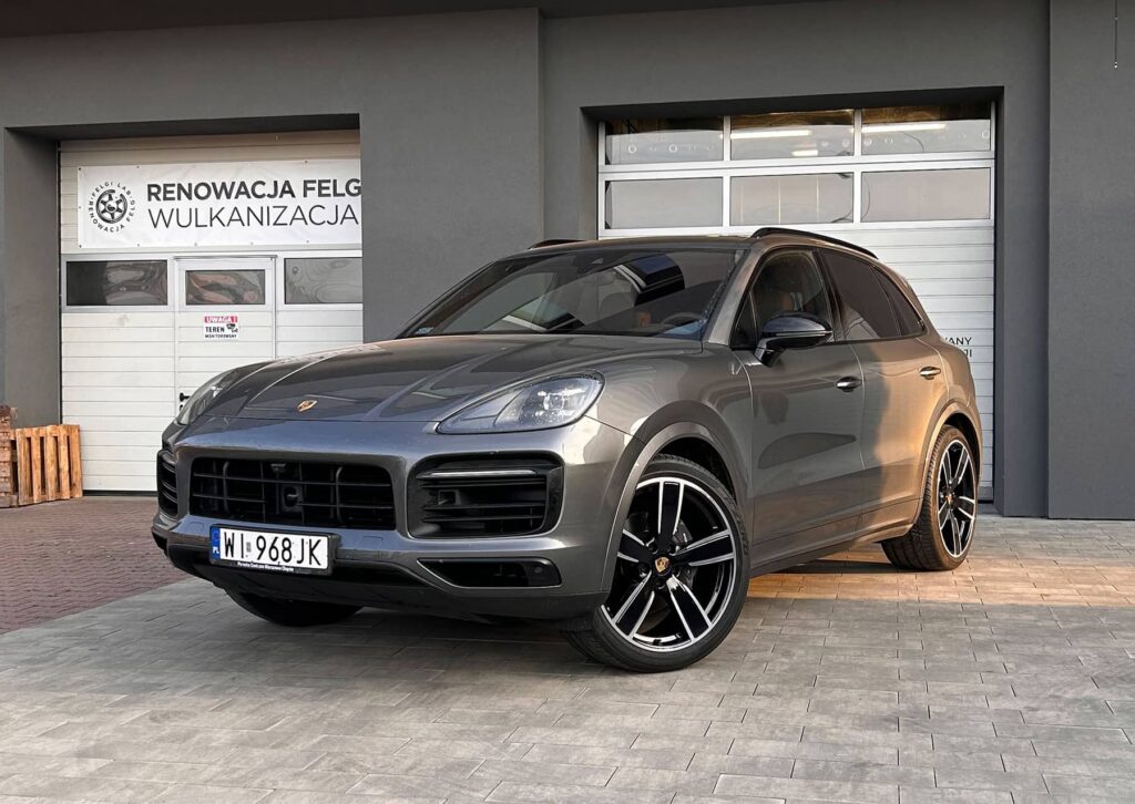 Porsche_Cayenne_III_felgi_R21_kolor_Czarny_połysk_+_CNC