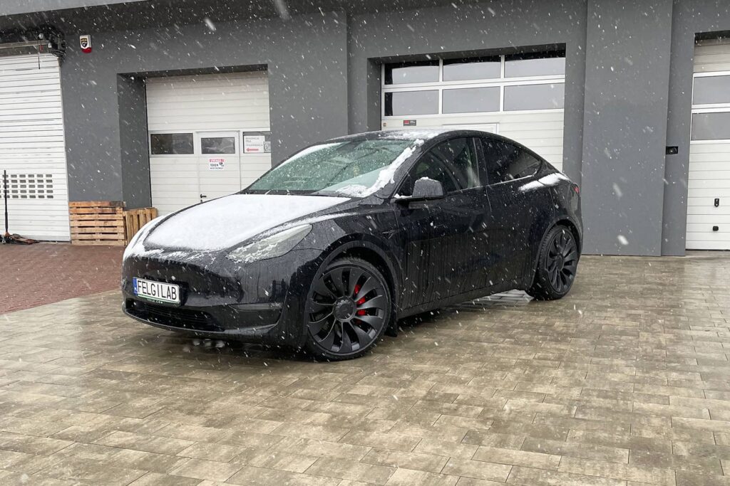 Telsa_Model_Y_Felgi_R21_Uberturbine_kolor_Tesla_Gun_Powder