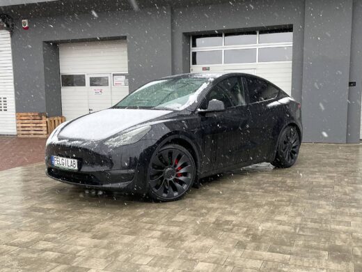 Telsa_Model_Y_Felgi_R21_Uberturbine_kolor_Tesla_Gun_Powder
