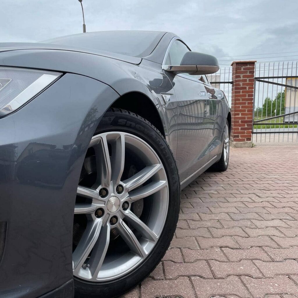 Profesjonalne malowanie felg Tesla