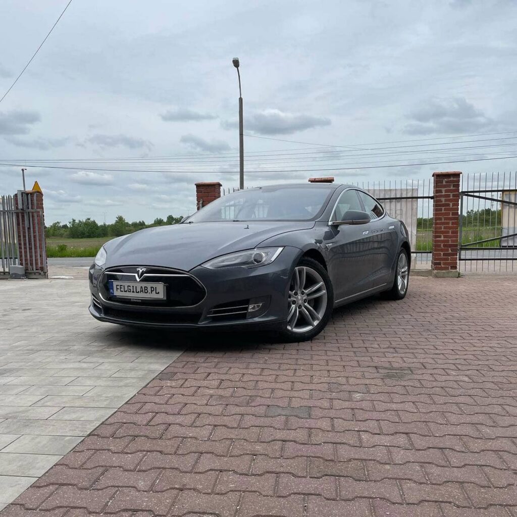 Profesjonalne malowanie felg Tesla